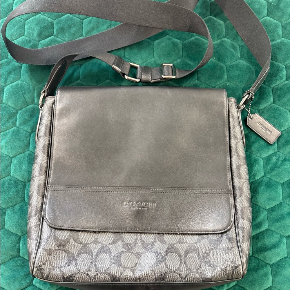 Coach Signature Black and Gray Men's Messenger Bag Perfect Everyday Bag!